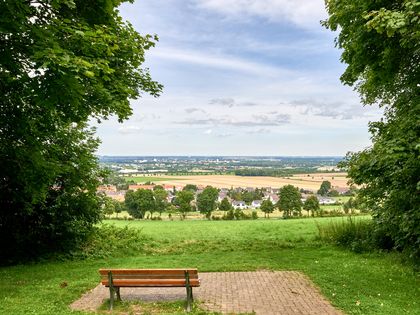 Bank im Grünen mit Ausblick